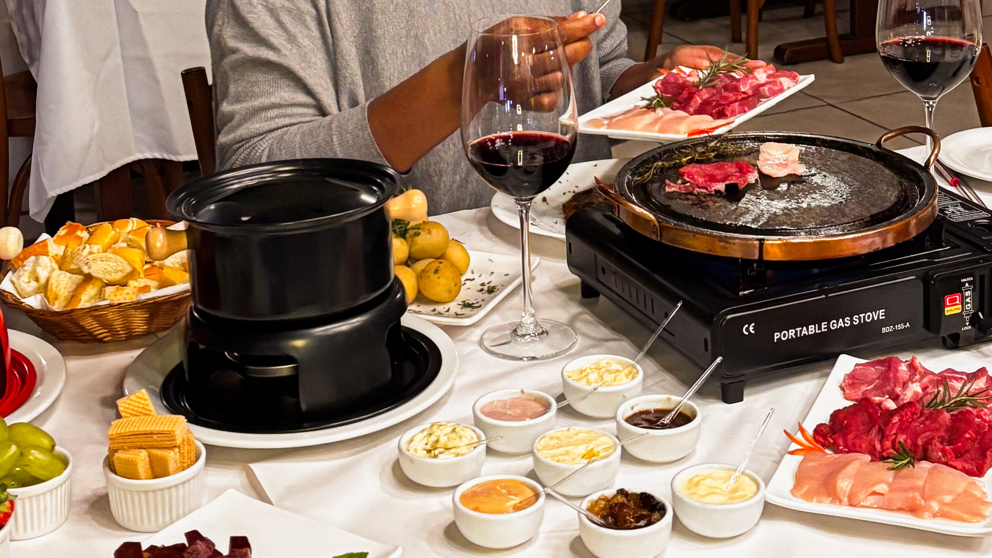 Rodízio de Fondue no Maffagio: Carne, Queijo e Chocolate