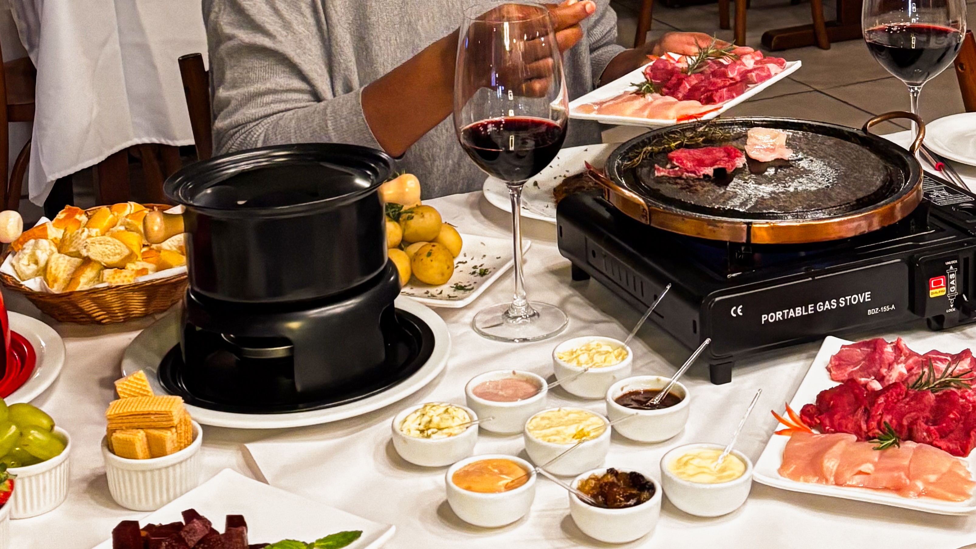 Rodízio de Fondue no Maffagio: Carne, Queijo e Chocolate